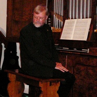 Piet Cnossen aan het kabinetorgel in de Lathumse kerk